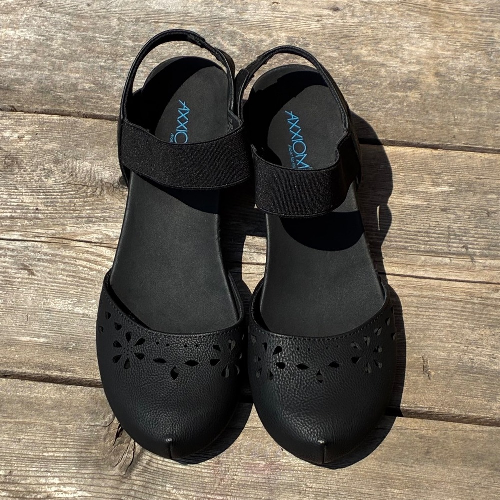 Axxiom Fantasy World Black Wedge Sandals Eyelit Laser Cut Cutout Mary Jane 7.5